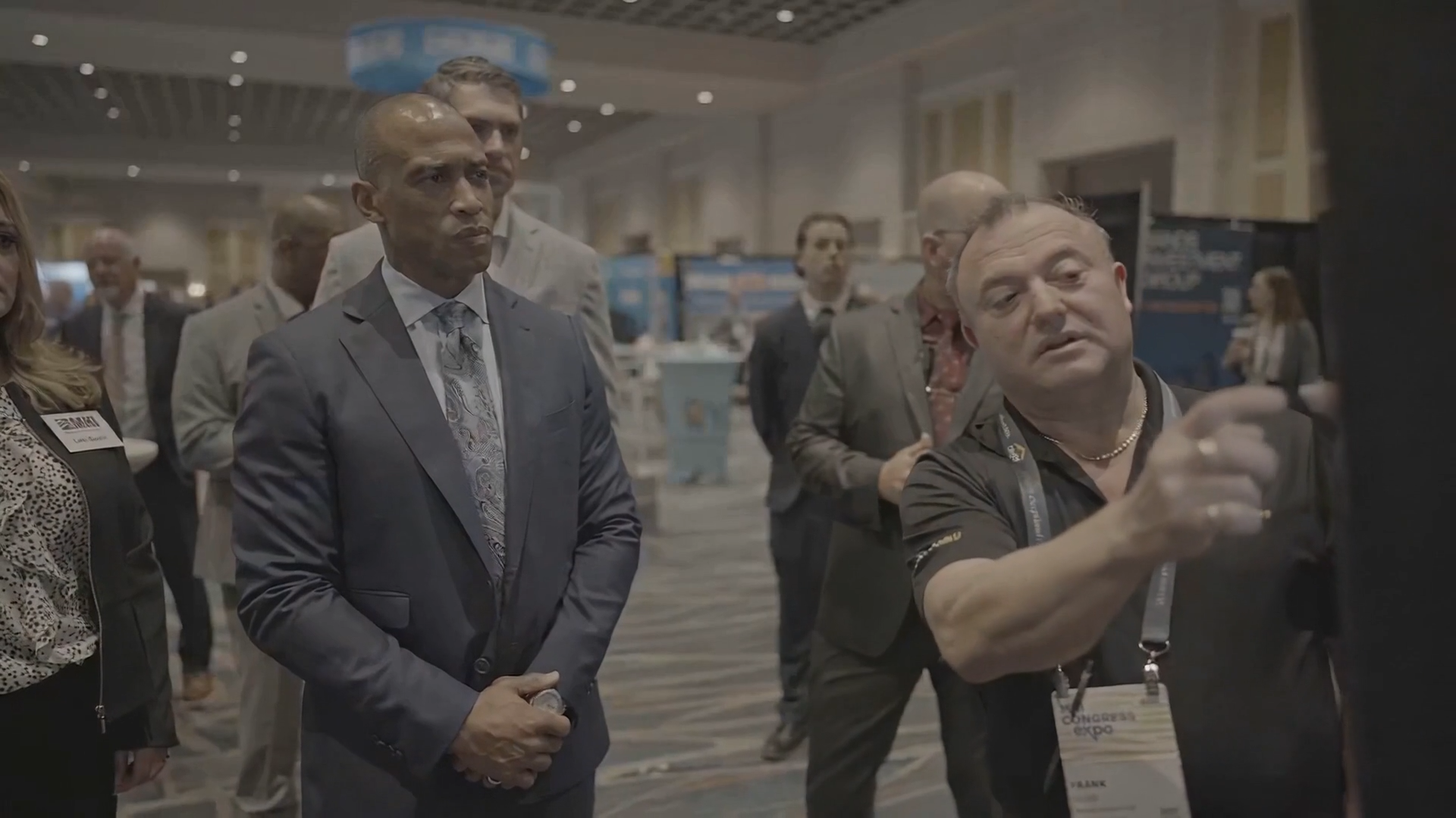 HUD Secretary Scott Turner being shown Aareas’ Virtual Design Center platform by Frank Guido at MHI Congress & Expo 2025.